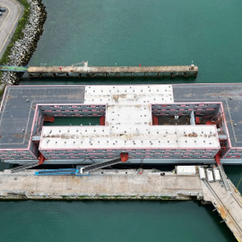 Una imagen aérea muestra Bibby Stockholm, el barco-prisión de Reino Unido, que ya aloja a los primeros migrantes, a 7 de agosto de 2023