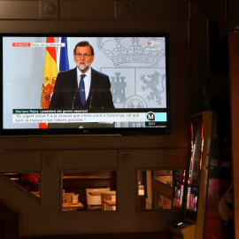 Un monitor de televisión en un bar de Barcelona durante la emisión de la comparecencia del presidente del Gobierno,Mariano Rajoy, tras el Consejo de Ministros extraordinario. REUTERS/Susana Vera