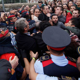 Agentes de los Mossos ante el colegio electoral en que está empadronado el vicepresidente catalán, Oriol Junqueras, durante el 1-O. EFE
