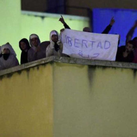 Un grupo de internos del CIE de Aluche protesta en la azote del centro en octubre de 2016.- EFE