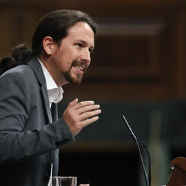 El líder de Podemos, Pablo Iglesias, durante su intervención en el pleno del Congreso en el que el presidente del Gobierno, Mariano Rajoy, comparece para dar cuenta de la situación en Catalunya. EFE/Javier Lizón