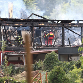 Los bomberos inspeccionan un edificio quemado después de que estallase un incendio en Wintzenheim, este de Francia, el 9 de agosto de 2023.
