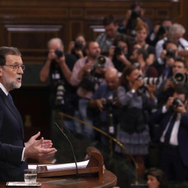 El presidente del Gobierno, Mariano Rajoy, comparece ante el pleno del Congreso para explicar la posición del Ejecutivo ante el desafío independentista en Catalunya. EFE/Kiko Huesca