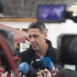 El candidato del PP a la presidencia de la Generalitat de Cataluña, Xavier García Albiol, hace unas declaraciones en un acto para presentar a la cabeza de lista por Lleida el 21D, Marisa Xandri. EFE/Adrián Ropero