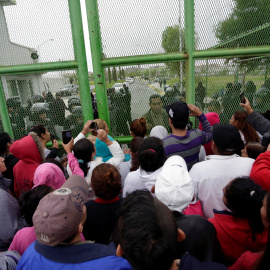 Familiares de presos se agolpa frente a la cárcel de Cadereyta en México tras producirse un motín que ha terminado con al menos trece reclusos muertos. REUTERS/Daniel Becerril