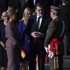 El presidente del Gobierno, Mariano Rajoy, conversa con la ministra de Defensa, María Dolores de Cospedal, y el Jefe del Estado Mayor de la Defensa (Jemad), el general Fernando Alejandre Martínez, momentos antes del comienzo del desfile del Día de la F
