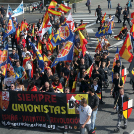 Colectivos de ultraderecha se dirigen a la plaza de Sant Jordi de Barcelona, durante una manifestación en defensa de la unidad nacional. EFE/Toni Albir