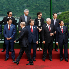 Los presidentes de EEUU y de Rusia, Donald Trump y Vladimir pUTIN, a su llegada para la foto de familia de la cumbre de la APEC en Danang, Vietnam. REUTERS/Jorge Silva