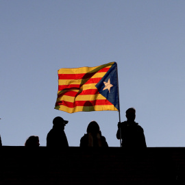 Varios vecinos ondean una senyera en una terraza durante la manifestación convocada en Barcelona por la ANC y Ómnium para exigir la libertad de los 'Jordis' y los miembros del Govern cesados y encarcelados por orden de la Audiencia Nacional. EFE/Alberto