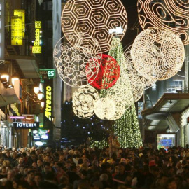 Numerosas personas en la céntrica y comercial calle Preciados de Madrid en Navidad. EFE