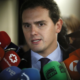 El presidente de Ciudadanos, Albert Rivera, en declaraciones a los medios en el Congreso. EFE/ Fernando Alvarado