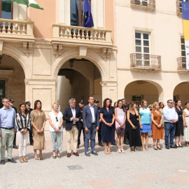 Minuto de silencio en el Ayuntamiento de Almería por el asesinato de una mujer en el barrio de Pescadería, a 8 de agosto de 2023.