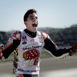 El español Marc Márquez celebra su sexto título mundial, su cuarto en MotoGP, tras finalizar tercero en el Gran Premio de la Comunidad Valenciana disputado en el circuito Ricardo Tormo de Cheste. EFE/Manuel Bruque