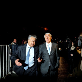 Fotografía de marzo de 2017 del ex primer ministro de Portugal, José Sócrates, junto a su abogado, Joao Araujo, en Lisboa. EFE/NUNO FOX
