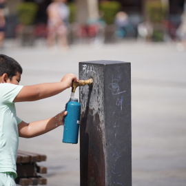 09/08/2023 - Un niño llena una botella de agua en una fuente, a 9 de agosto de 2023, en Vitoria Gasteiz, Álava, Euskadi.