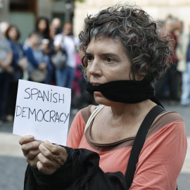 Imatge de la concentració de suport als presidents de l'ANC i Òmnium Cultural, Jordi Sànchez i Jordi Cuixarts, empresonats el dia anterior per ordre de l'Audiència Nacional, a la Plaça de Sat Jaume de Barcelona