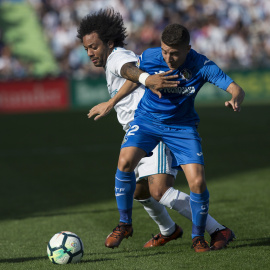 El defensa brasileño del Real Madrid Marcelo Vieira disputa un balón con el centrocampista del Getafe Francisco Portillo  durante el partido de liga disputado en el Coliseum Alfonso Pérez. EFE/Rodrigo Jimenez