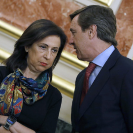 La portavoz parlamentaria del PSOE, Margarita Robles, conversa con el portavoz del grupo popular del Congreso, Rafael Hernando. EFE/Javier Lizón