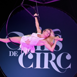 10-8-2023 Una artista de Nits de Circ en un assaig general de l'espectacle amb el cartell del circ de fons