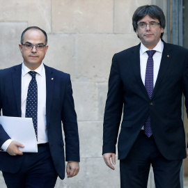 El presidente de la Generalitat, Carles Puigdemont, y el conseller de Presidencia, Jordi Turull, a su llegada a la reunión semanal del gobierno catalán. EFE/Andreu Dalmau.