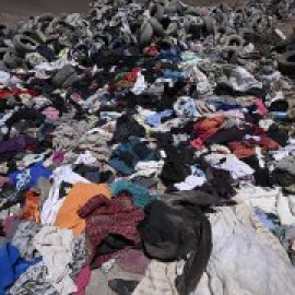 El desierto de Atacama es víctima de la 'fast-fashion': acumula montañas de ropa que pueden verse desde el espacio