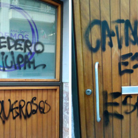 Pintadas en la sede de Podemos en Vitoria difundidas a través de la cuenta de Twitter @PodemosEuskadi_