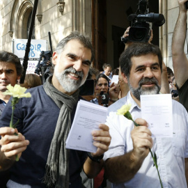 Jordi Cuixart, president d'Òmnium Cultural, mostra les paperetes a Plaça Universitat de Barcelona