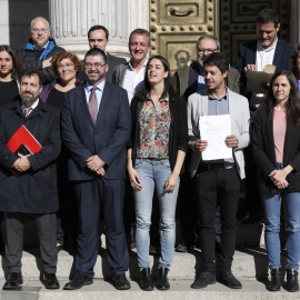 La portavoz adjunta de Unidos Podemos en el Congreso, Ione Belarra, presenta junto a los ediles Rita Maestre, Carlos Sánchez Mato, Segundo González y Josep Vendrell, entre otros / EFE