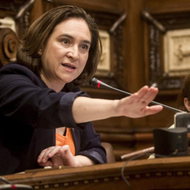 La alcaldesa de Barcelona, Ada Colau, interviene en el pleno del Ayuntamiento de Barcelona. - EFE