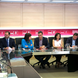 El secretario general del PSOE, Pedro Sánchez, la presidenta, Cristina Narbona, el secretario de Organización, José Luis Ábalos, la portavoz parlametnaria, Margarita Robles, el portavoz de la Ejecutiva, Óscar Puente y el secretario de Política Feder