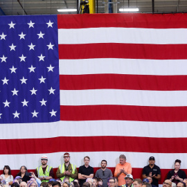 Un grupo de personas asisten al mitin sobre economía del presidente de EEUU, Joe Biden, en  Nuevo México. REUTERS/Jonathan Ernst