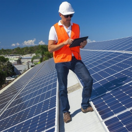 Operario de placas solares sobre paneles de autoconsumo de energía eléctrica. / Europa Press