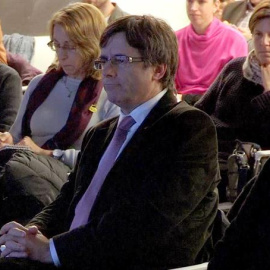 Imagen de televisión del expresidente de la Generalitat Carles Puigdemont. que ha aparecido en la tarde de este lunes, por sorpresa, en la presentación de un libro sobre Catalunya en la Guerra Civil, en Bruselas. EFE