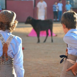 Dos menores en la Escuela de Tauromaquia.