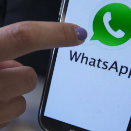 El logo de WhatsApp en un 'smartphone'. EFE
