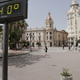 La actual ola de calor está previsto que llegue a su punto más alto en las tres provincias de la Comunitat Valenciana, donde decenas de municipios tienen aviso rojo por valores pueden superar los 40 grados centígrados.