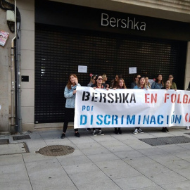 El personal de Bershka en la provincia de Pontevedra durante el segundo día de huelga indefinida. / @galizaCIG