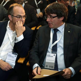 Carles Puigdemont, junto al conseller de la Presidencia, Jordi Turull. / EFE