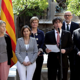 Carles Puigdemont junto a su gabinete durante el anuncio de la fecha para el referéndum del 1-O. EFE/Toni Albir
