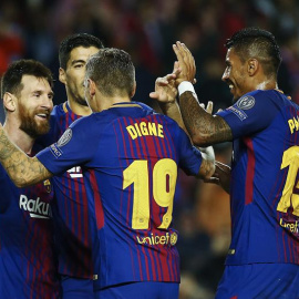 Los jugadores del Barcelona celebran uno de los goles. EFE / Alejandro García