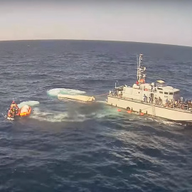 Imagen del vídeo difundido por Sea Watch en el que la Marina libia abandona a varios migrantes en el agua.