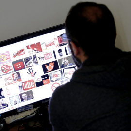 La sexta parte de los hogares españoles carecen de conexión a internet por los altos precios de la conexión y los equipos, incapacidad para navegar y, también, falta de interés.