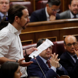 El líder del Podemos, Pablo Iglesias, se dirige al presidente del Gobierno, Mariano Rajoy, durante la sesión de control al Gobierno. /EFE
