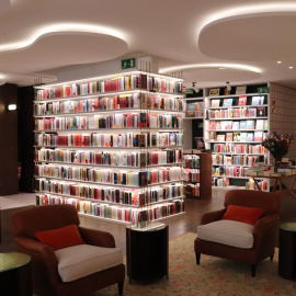 Un espai de la llibreria Finestres, on s'hi veuen unes butaques perquè els clients puguin llegir, en una imatge d'arxiu