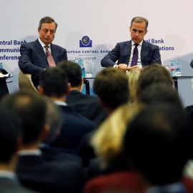 De izquierda a derecha, la presidenta de la Reserva Federal (Fed), Janet Yellen, el del BCE, Mario Draghi, el gobernador del Banco de Inglaterra (BoJ), Mark Carney, y el del Banco de Japón (BoJ), Haruhiko Kuroda, en el seminario organizado por el banco c