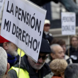 Un manifestante de las marchas para reclamar pensiones dignas. EFE