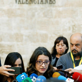 La vicepresidenta del Consell, Mónica Oltra, comparece ante los medios de comunicación para explicar el acoso que sufrió anoche en su casa. / EFE