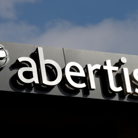 El logo de Abertis en su sede en barcelona. REUTERS/Eric Gaillard