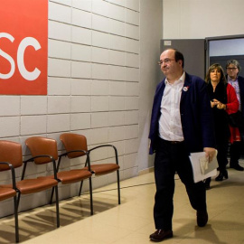 El primer secretari del PSC, Miquel Iceta, a la seu del partit aquest dilluns, juntament amb l'alcaldessa de l'Hospitalet, Núria Marín, i la diputada i cap de llista del PSC al Congrés en les darreres eleccions generals, Meritxell Batet