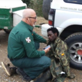 El joven subsahariano es socorrido por unos cazadores en Ceuta.- EL FARO DE CEUTA